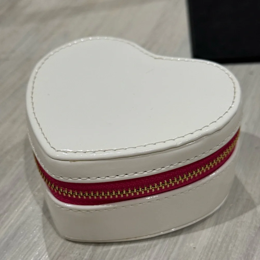 Source Unknown White Heart Jewelry Case with Pink Trim and Gold Zipper